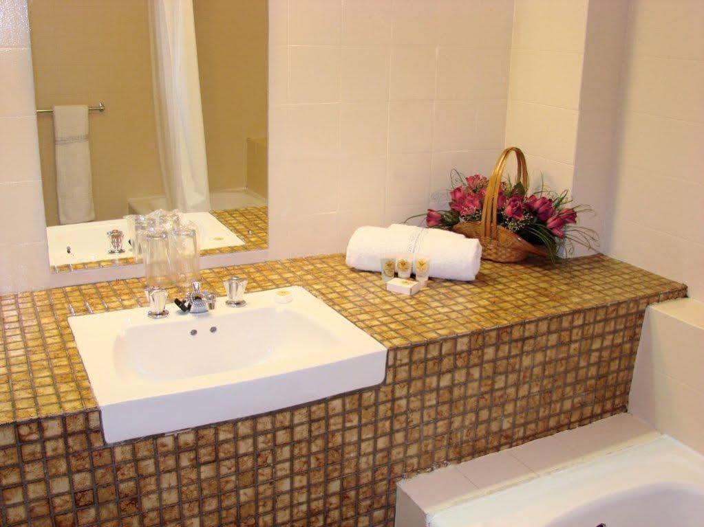 Durban Manor Hotel And Conference Centre Bagian luar foto