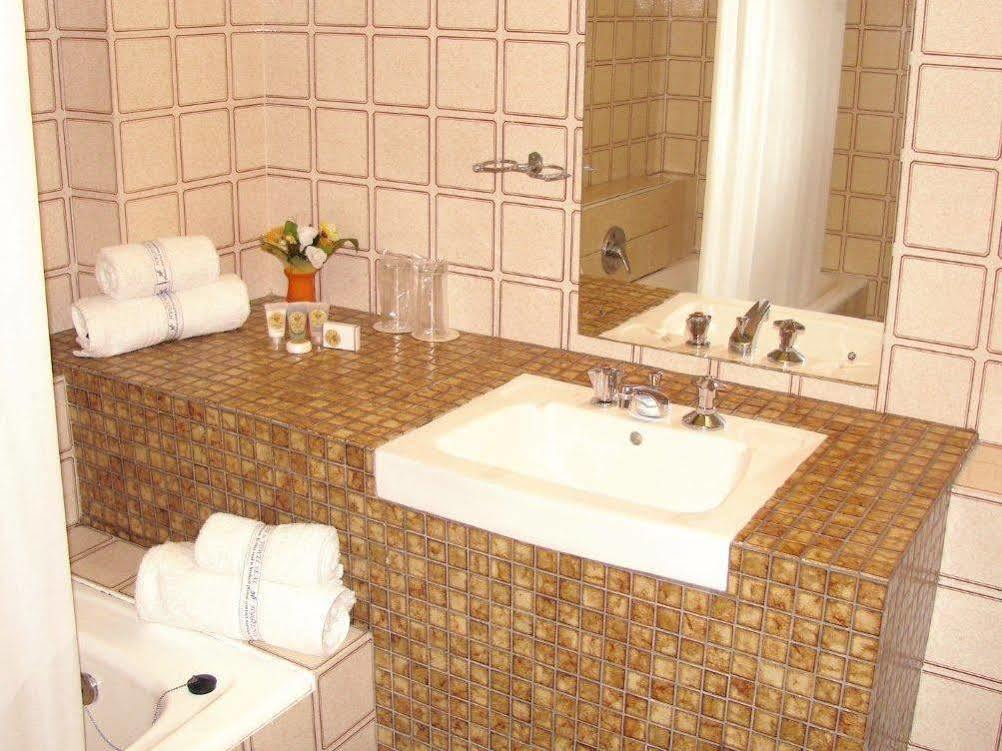 Durban Manor Hotel And Conference Centre Bagian luar foto